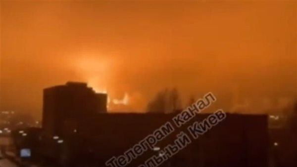 يشبه قنبلة نووية.. فيديو صادم لانفجار هائل ضرب عاصمة أوكرانيا | شاهد