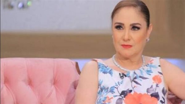 عايزة أقول للناس.. شيرين توجه رسالة للمصريين بعد وفاة شقيقها بخطأ طبي من معمل شهير