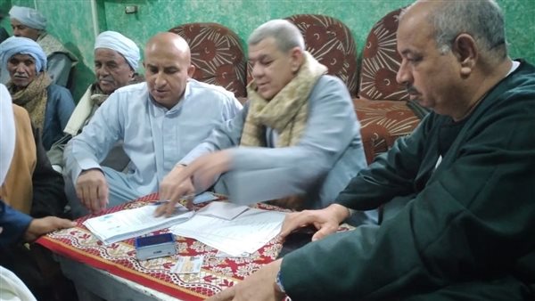 بالصور.. الصلح الأبيض بين عائلتي العطار وجاد بقرية الحي بالصف في جلسة تسودها الود والتسامح