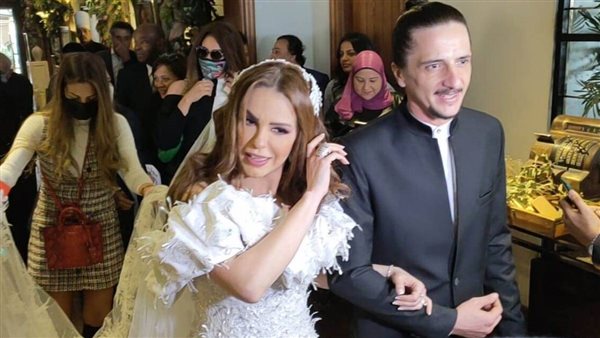 بعد أسبوعين على زواجها.. حقيقة طلاق الفنانة دنيا عبد العزيز 