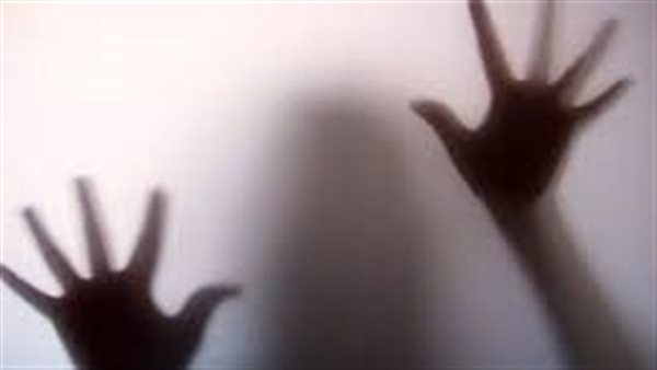 جريمة في أوضة النوم.. كيف أنهت رسالة تليفون حياة زوجة بـ 17 طعنة أمام طفلها؟