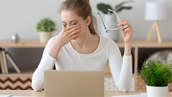 عيناك في خطر.. أطباء يعددون أضرار التحديق في شاشة الكمبيوتر أو الهاتف
