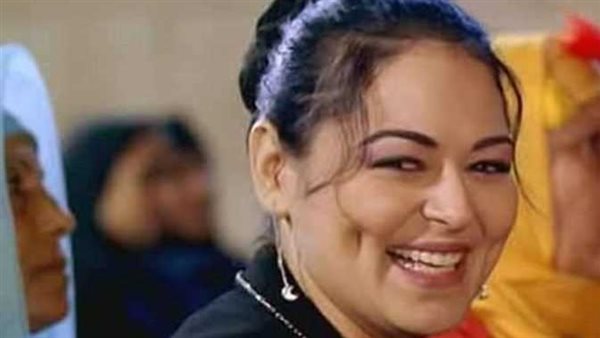 اتاخدت في الرجلين.. نيفين مندور تكشف تفاصيل القبض عليها وحقيقة زواجها من محمد سعد | فيديو