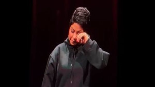 في حفل الكويت..لحظة بكاء شيرين عبد الوهاب على المسرح | فيديو