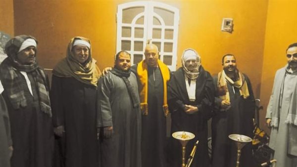 العمدة المثالي بمحافظة الجيزة ينجح في حل خصومة بين عائلة من أسيوط وأخرى بالصف