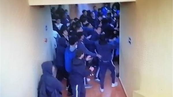  الشرطة تمنع مجزرة.. معركة مفزعة بين «طلبة ومدرسين» داخل مدرسة دولية | فيديو 