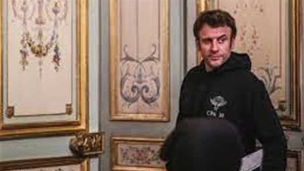 محرجة ومخزية.. صور لماكرون في الإليزيه تثير السخرية