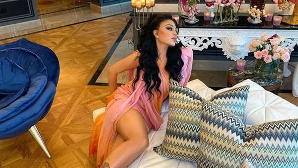 ويجز وهيفاء وعمرو دياب الأبرز..إطلالات غريبة وجريئة ظهر بها نجوم الغناء | شاهد