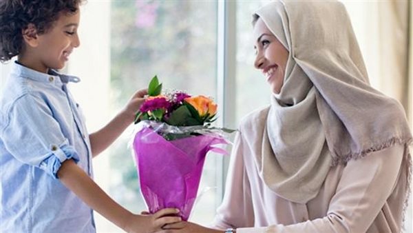 أكرموها حية وميتة..حكم الاحتفال بعيد الأم من القرآن والسنة | فيديو