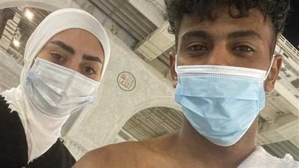 لن تتوقع تبريره..هجوم ناري على عفروتو بعد أداء العمرة مع صديقته