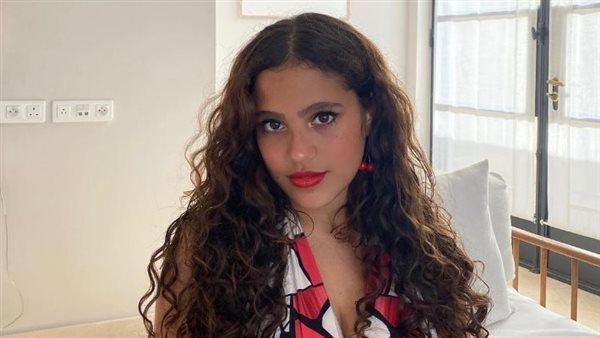 خدت حاجة من ريحة أبوها..جانا عمرو دياب تغادر مصر بطريقة ساخرة | شاهد