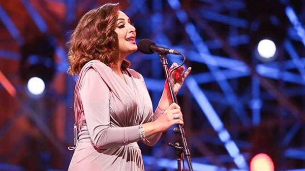 سامحوني معلش أنا آسفة.. تفاصيل موقف مُحرج لـ أنغام على المسرح