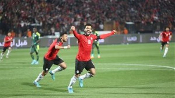 جبر الخواطر..محمد صلاح يهدي طفلًا من ذوي الهمم قميصه بواسطة والدته | فيديو