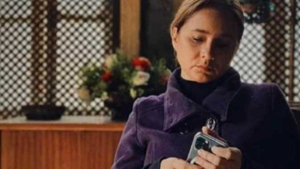 اهدوا شوية.. رد ناري من نيللي كريم بعد سخرية الجمهور بظهورها بـ«آيفون» في فاتن أمل حربي