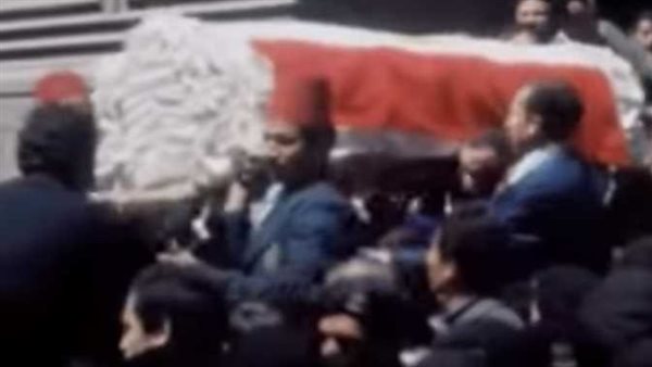 في ذكرى رحيله.. فيديو نادر بالألوان من جنازة عبدالحليم حافظ | شاهد