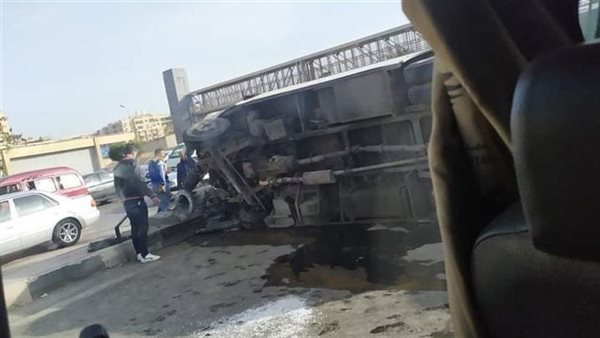 لقطات صادمة..لحظة انقلاب أتوبيس مدرسة أعلى محور جوزيف تيتو | فيديو