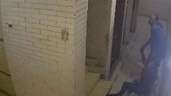 سحلها واصطحبها وطفلها عنوة.. كواليس اعتداء شخص على زوجته بالطالبية