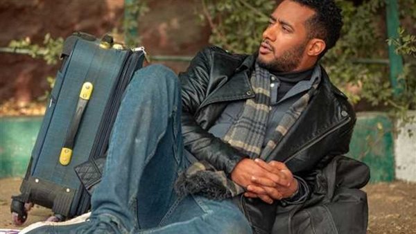 على باب المسجد.. الجمهور يتدافع لالتقاط صور تذكارية مع محمد رمضان في روض الفرج | فيديو