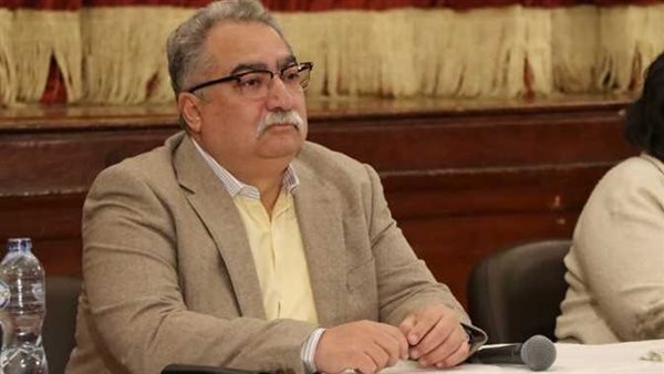 «كائن متحمل فيها صلابة وليونة وأنوثة».. إبراهيم عيسى: البقرة تستاهل التقديس | فيديو