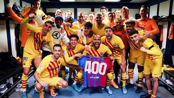 رباعية في ريال مدريد..احتفالات جنونية للاعبي برشلونة في غرفة الملابس بعد الكلاسيكو | فيديو