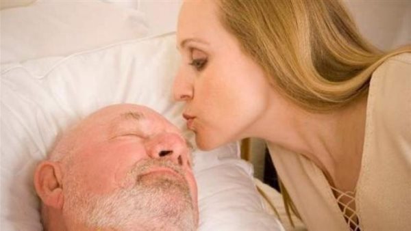 الإفتاء تجيب..هل تجوز وصية الفتاة بالدفن مع أبيها وما حكم تقبيله بعد الغسل؟