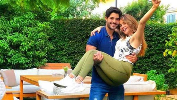 أصغر منه.. ابن راغب علامة يتصدر السوشيال ميديا بصورته مع والدته | شاهد