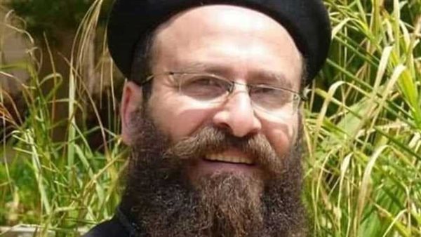 المتهم متشرد على الكورنيش.. تفاصيل أقوال شهود العيان وتحقيقات النيابة في حادث مقتل كاهن الإسكندرية