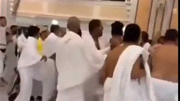 الأمن السعودي يكشف التفاصيل..مشاجرة في الحرم المكي بملابس الإحرام | فيديو