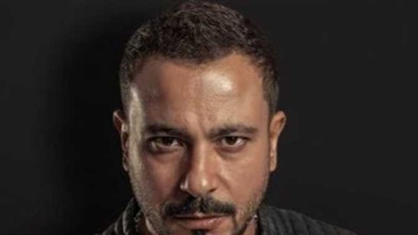 مكنش مهم.. تعليق ناري من محمد نجاتي على مشهد لـ منى زكي في أصحاب ولا أعز