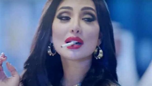 على طريقة أصحاب ولا أعز.. مشهد لفنانة تخلع ملابسها بمسلسل كويتي يثير الجدل | فيديو