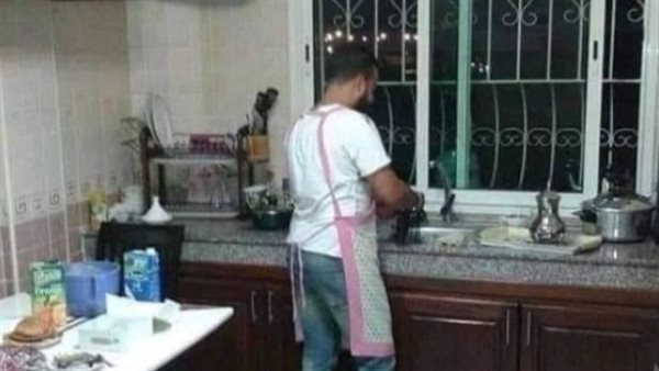 السر فيديو غسيل الأطباق.. رجل يطلق زوجته بسبب أغنية مسيطرة
