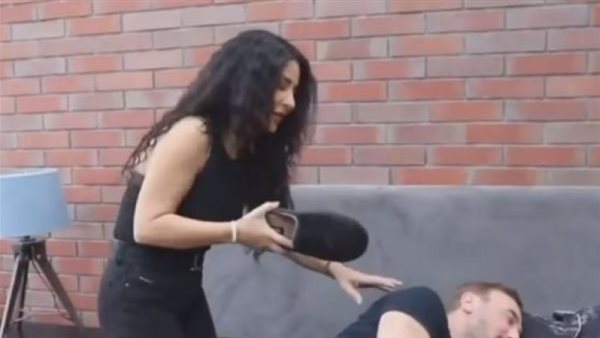 شاهد..فنانة شهيرة تعتذر عن ضربها زميلها بالحذاء على وجهه | فيديو