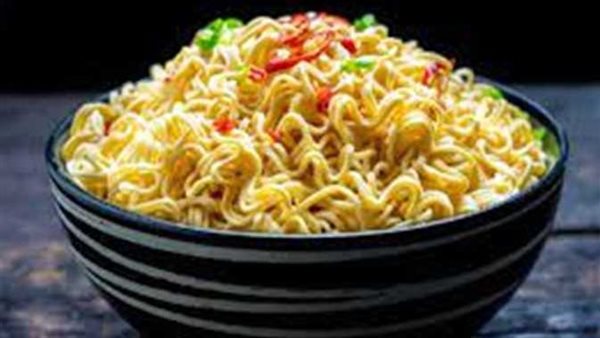 يحتوي على مادة مضرة بالمخ.. تحذير خطير من «صحة النواب» بشأن تناول الأندومي 