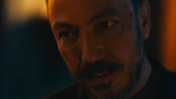 رموز سحرية..طارق لطفي يكشف سر الوشم على وجهه في «جزيرة غمام» | فيديو