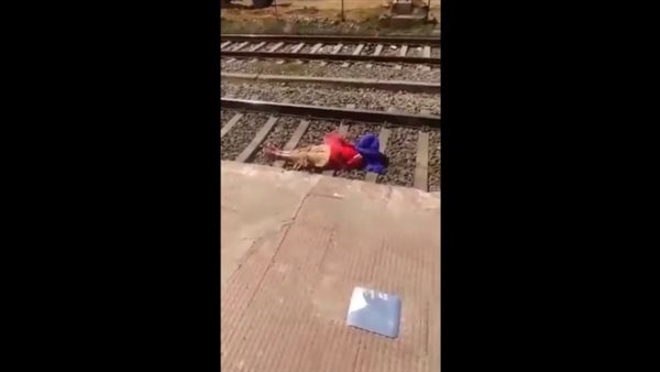 هل هذا حقيقي؟.. فيديو لسيدة نامت على قضبان قطار ليمر من فوقها يثير الجدل | شاهد