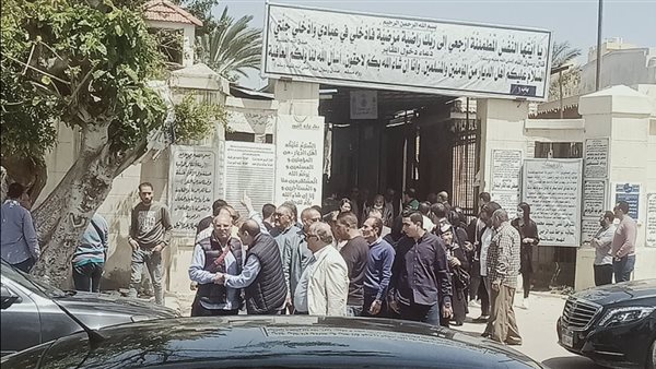 سيدة محسنة وكريمة..انهيار أسرة الفنانة سمية الخشاب خلال تشييع جثمان والدتها في الإسكندرية | شاهد 