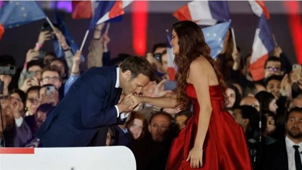 بعد أن قبل الرئيس الفرنسي يدها.. من هي المصرية فرح الديباني ؟ | فيديو