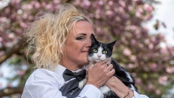 علشان صاحب البيت مايطردهاش.. سيدة تقرر الزواج من قطتها | شاهد