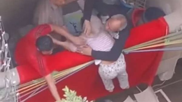 لقطات تحبس الأنفاس.. قصة الفيديو الصادم لأب يحاول إلقاء ابنته من البلكونة والجيران تنقذها | شاهد