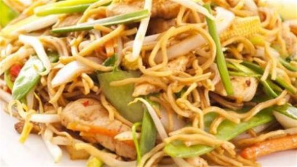 بعد أزمة طالبة مدينة نصر.. ماذا يحدث لجسمك عند تناول الأندومي؟