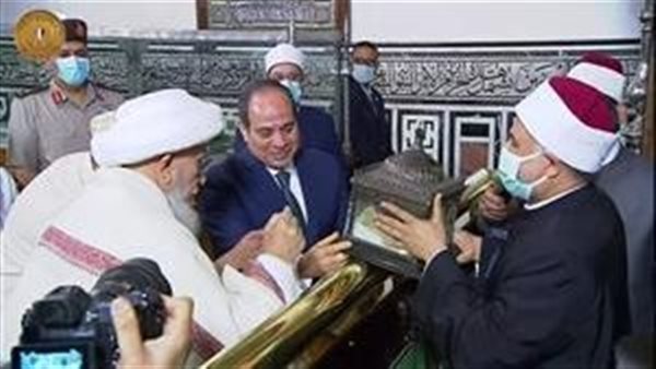 افتتحها السيسي.. ما محتويات حجرة مقتنيات الرسول في مسجد الحسين وكيف وصلت إلى مصر؟ | شاهد