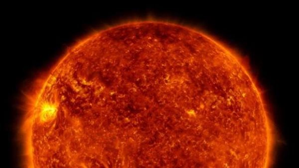 هذه خطورتها على الأرض.. رصد عاصفة شمسية جديدة نشطة على السطح