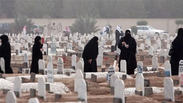 الإفتاء تحسم الجدل.. فتاة تسأل: ما حكم زيارة قبر والدي أول يوم العيد؟