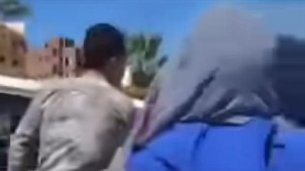 اتخانق معاهم وساب الميكروباص ونزل.. لن تصدق ما فعلته فتيات دمياط مع سائق | فيديو