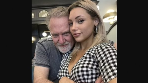 حبينا بعض في ساعة.. عارضة أزياء تبرر علاقتها برجل يكبرها بـ40 عاما: مش عشان غني | شاهد