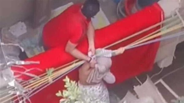 مفاجآت مثيرة.. تفاصيل الإفراج عن الأب المتهم بإلقاء ابنته من البلكونة