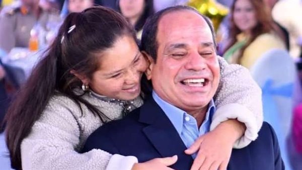 لعبت استغماية.. كواليس صورة عفوية جمعت الرئيس بـ«فريدة» في حفل عيد الفطر | شاهد