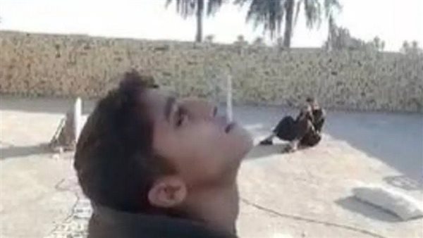 فيديو صادم.. أب يصوب رصاصة نحو سيجارة في فم طفله | شاهد