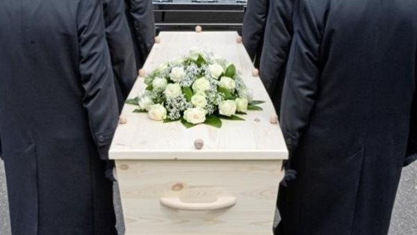 عائلتها أصيبت بالدهشة.. نهاية غريبة لسيدة خرجت من نعشها حية في جنازتها | فيديو