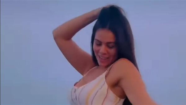 ستو أنا.. وصلة رقص مثيرة لـ لورديانا على البحر احتفالًا بعيد الفطر | فيديو